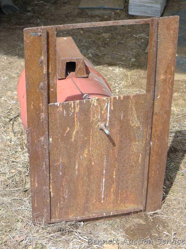 Homemade live trap made from a 10 gallon barrel. Catch a skunk with a mousetrap.