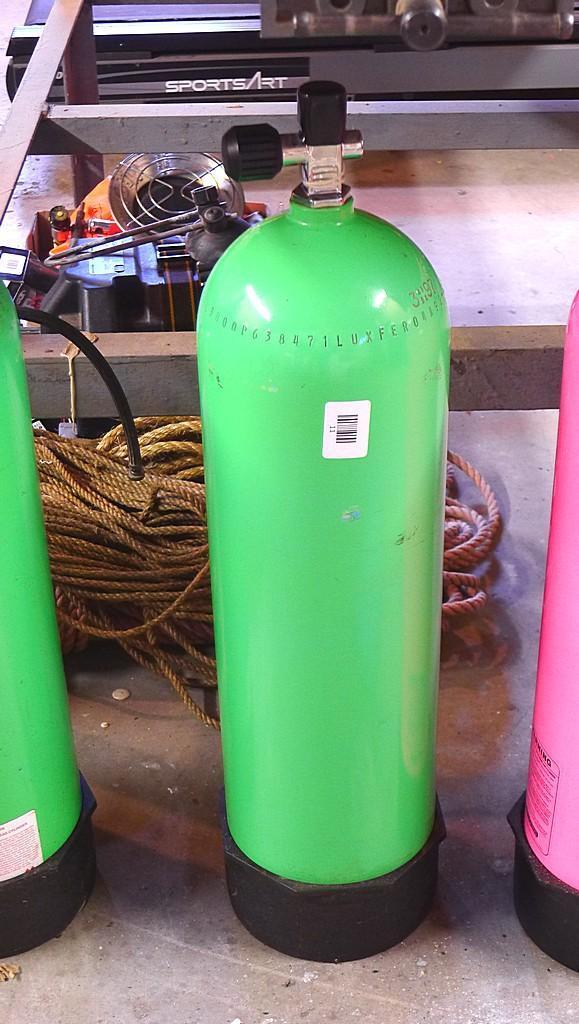 Aluminum scuba tank, 80 cu. inch capacity, has been emptied to allow shipping. Approx. 30" with valv