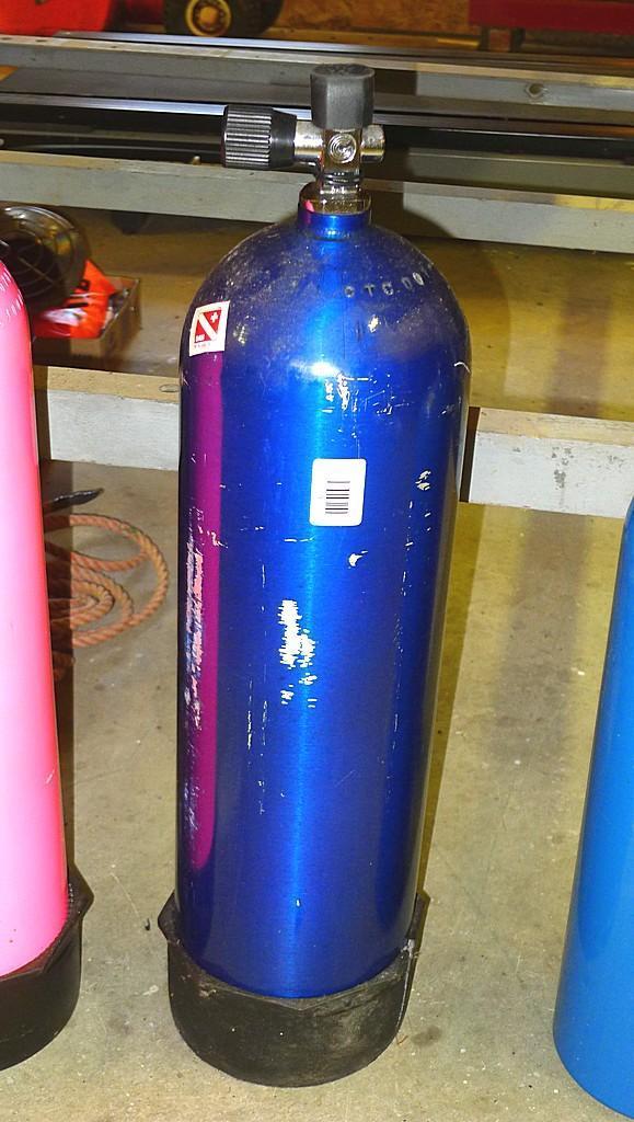Aluminum scuba tank, 80 cu. inch capacity, has been emptied to allow shipping. Approx. 30" with valv