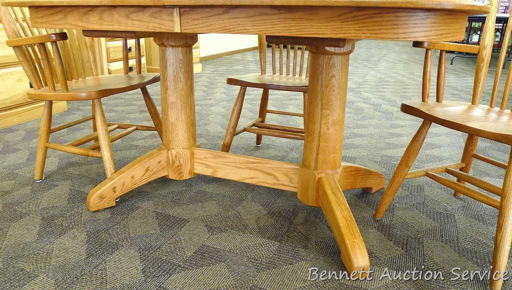 Beautiful oak dining room table with 2 captains, 2 regular chairs and 2 leaves. Appears in very