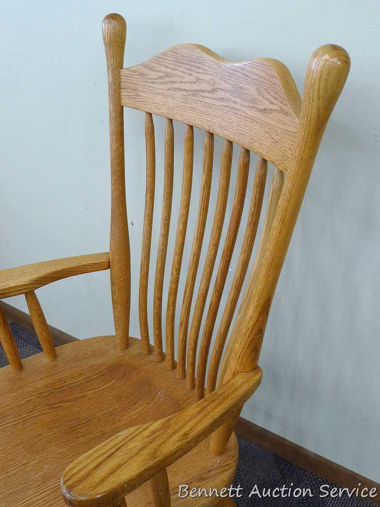 Beautiful oak dining room table with 2 captains, 2 regular chairs and 2 leaves. Appears in very