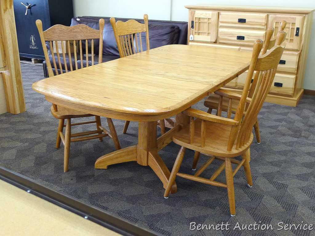 Beautiful oak dining room table with 2 captains, 2 regular chairs and 2 leaves. Appears in very