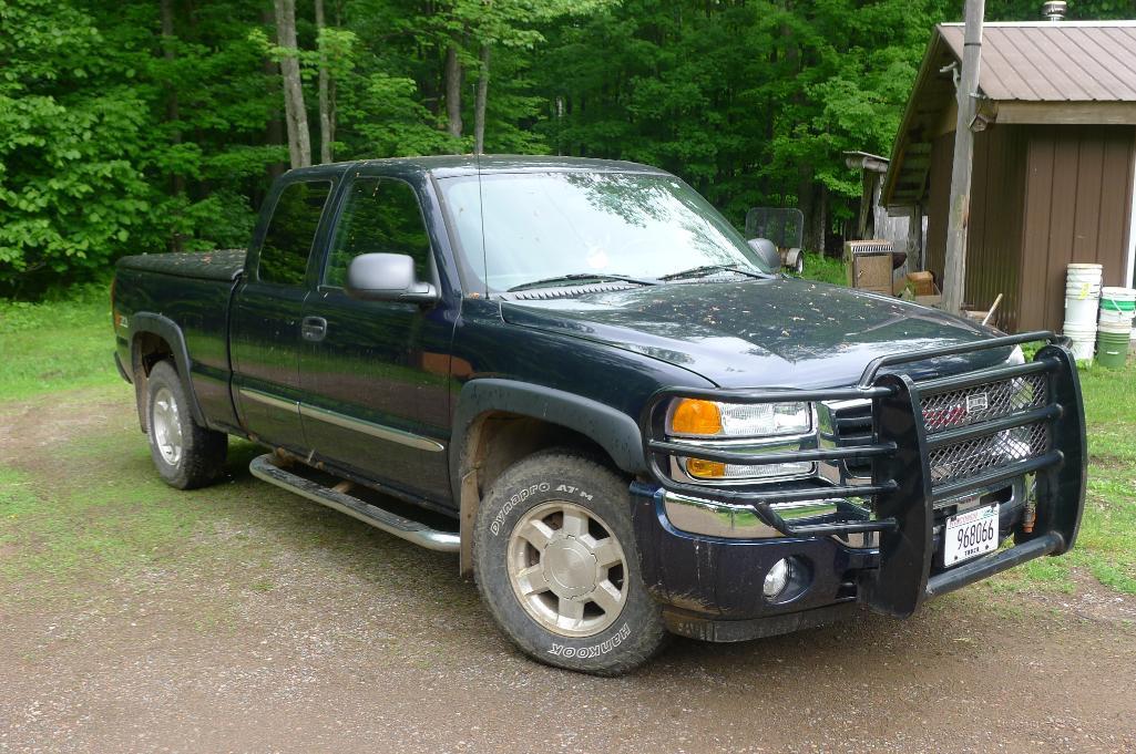 Low mileage 2007 GMC Sierra SLE Classic 4WD truck with extended cab, Z71 Off Road package, tow