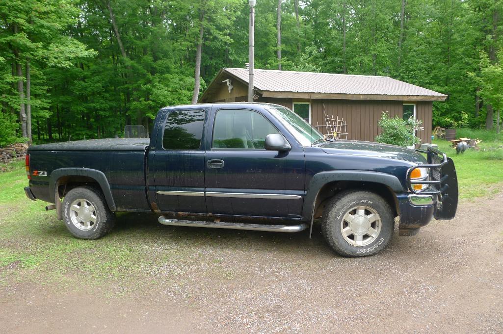 Low mileage 2007 GMC Sierra SLE Classic 4WD truck with extended cab, Z71 Off Road package, tow