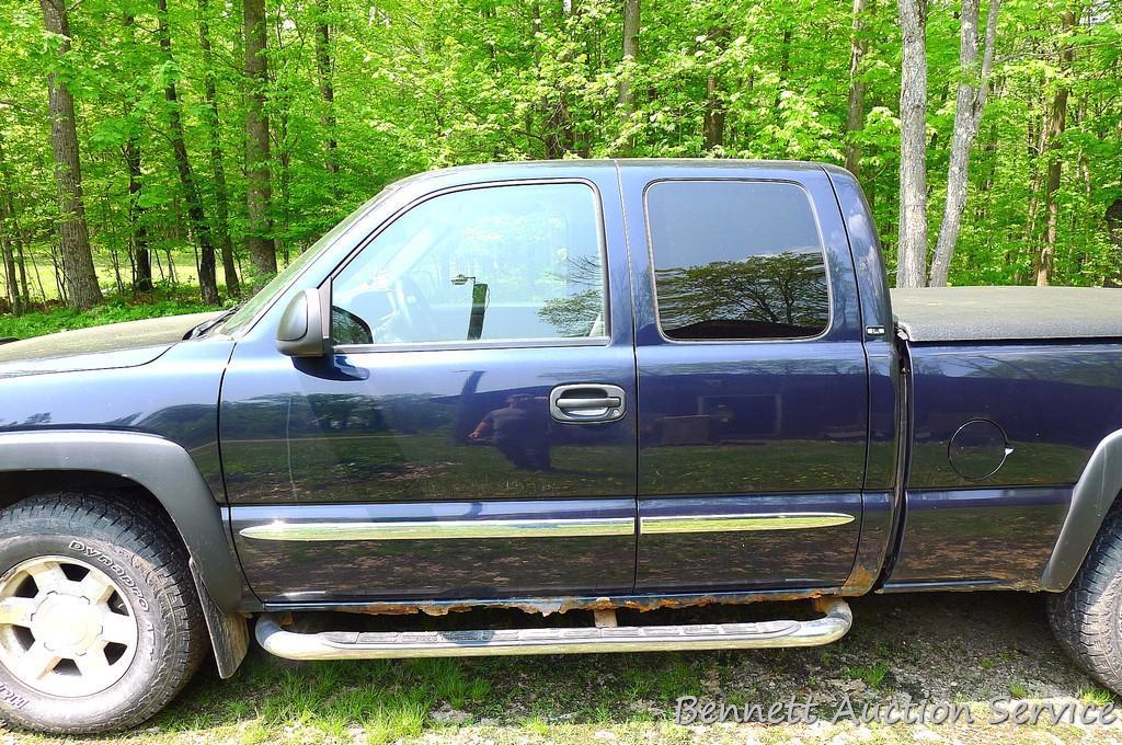 Low mileage 2007 GMC Sierra SLE Classic 4WD truck with extended cab, Z71 Off Road package, tow