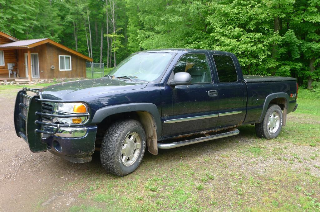 Low mileage 2007 GMC Sierra SLE Classic 4WD truck with extended cab, Z71 Off Road package, tow