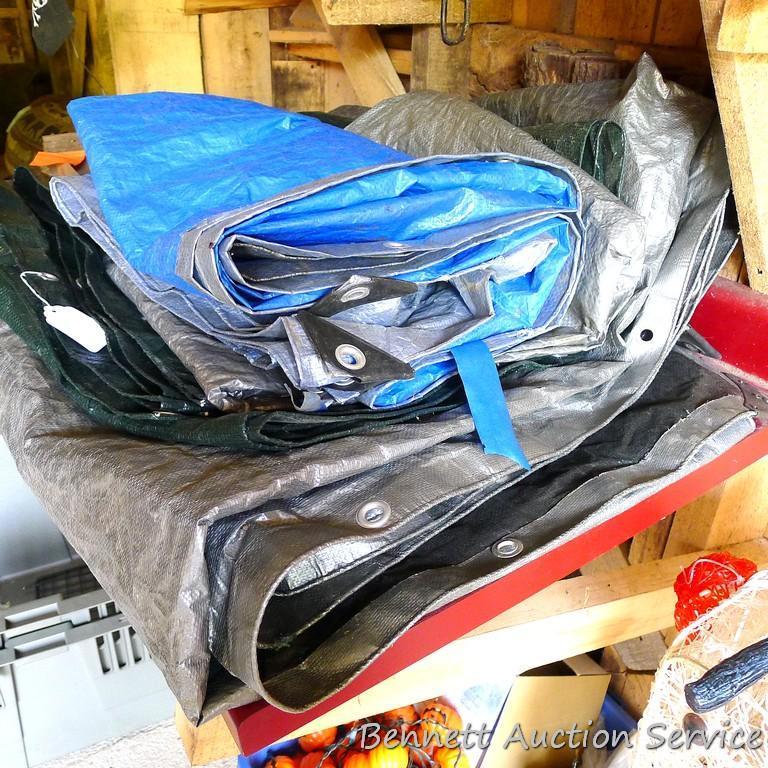 Several tarps in assorted sizes. From what we can see they look to be in decent condition.