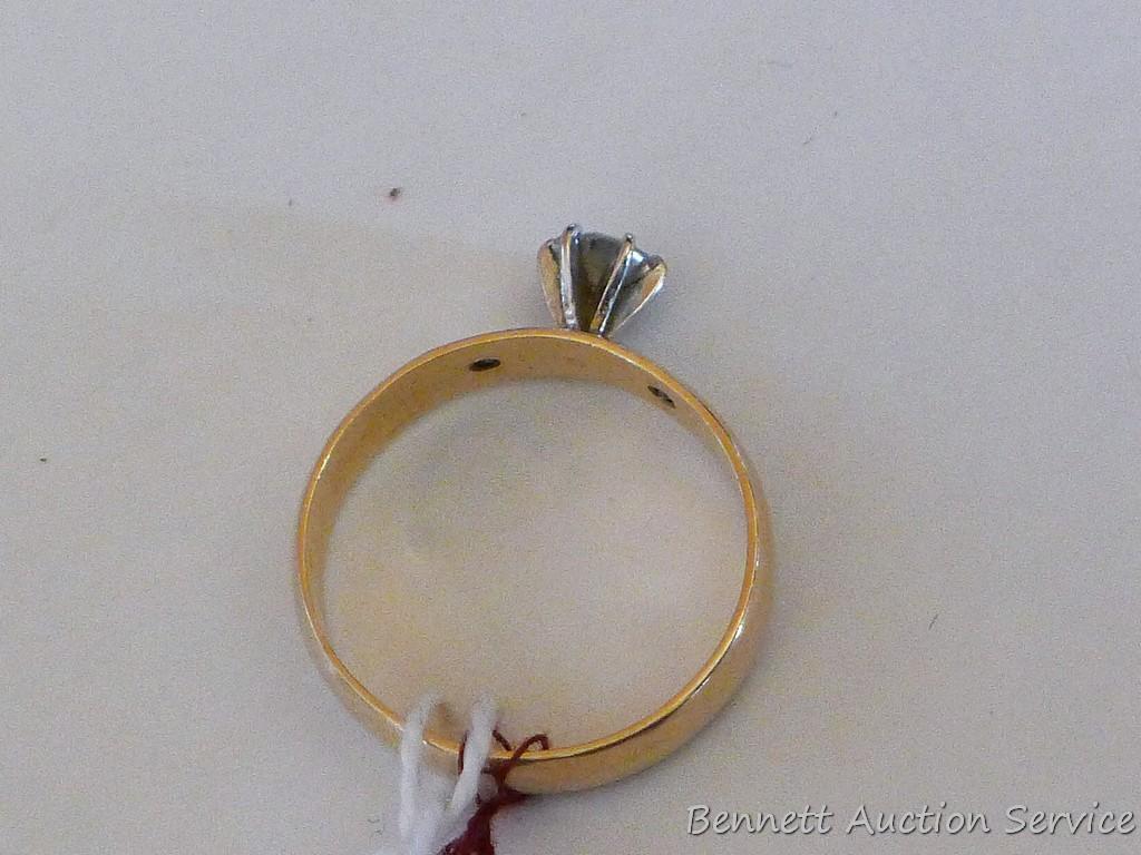 Pretty women's 14K gold ring is size 10 and weighs 4.6 grams.