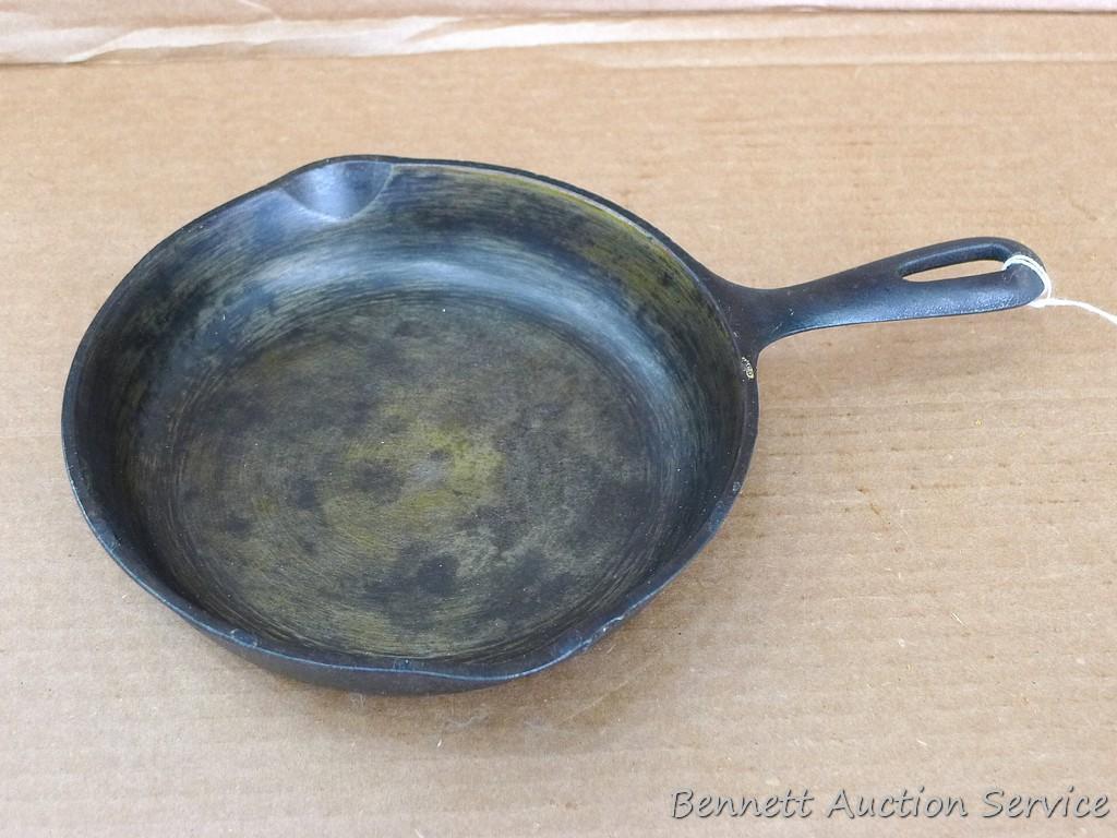 Cast iron Wagner Ware 8" skillet.