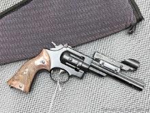 Crosman model 38T CO2 pellet revolver. Appears overall good and comes with case.