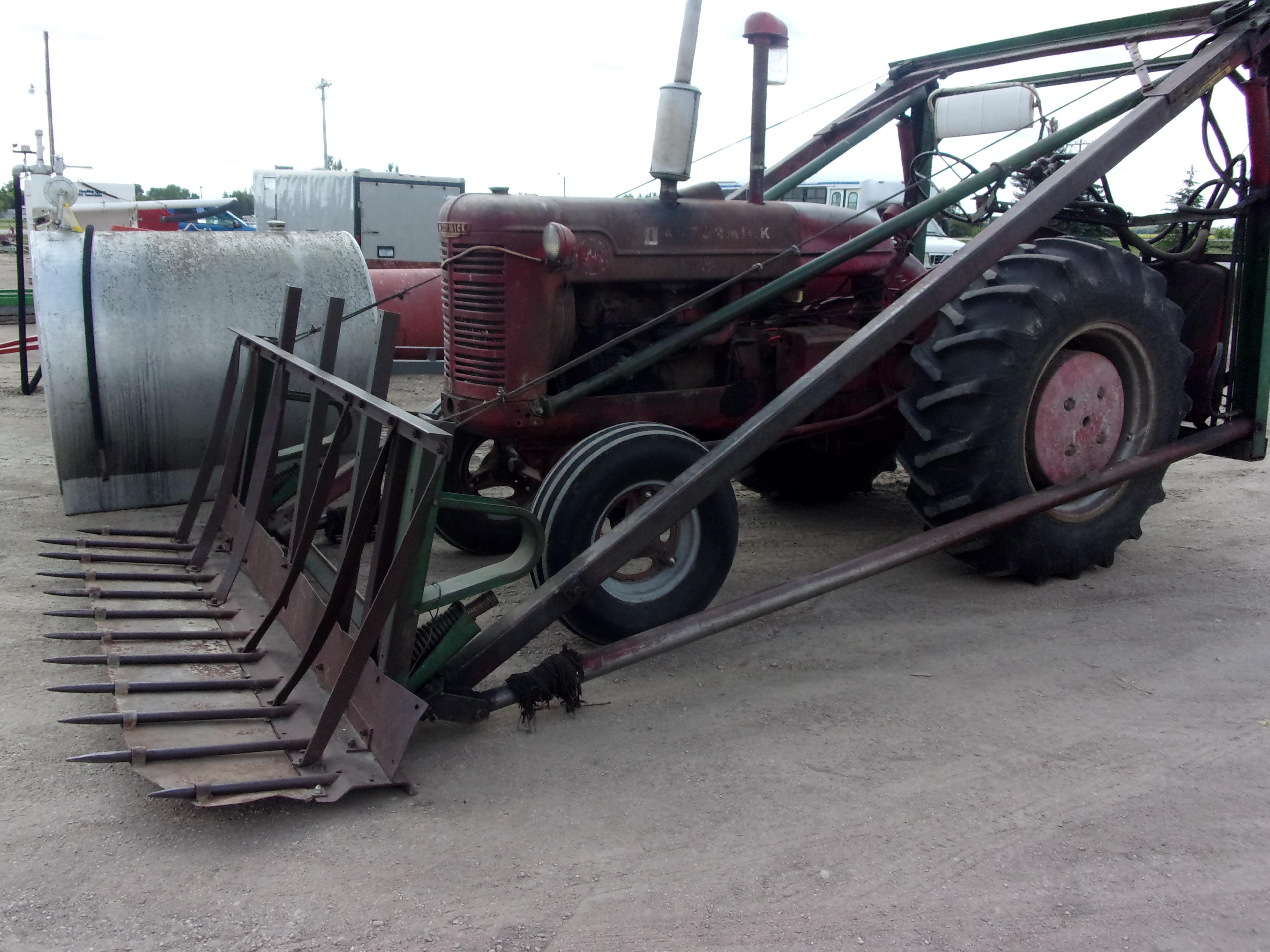 I.H. W6 STANDARD GAS w/ F-10A FARMHAND LOADER w/ 8’ MANURE FORK