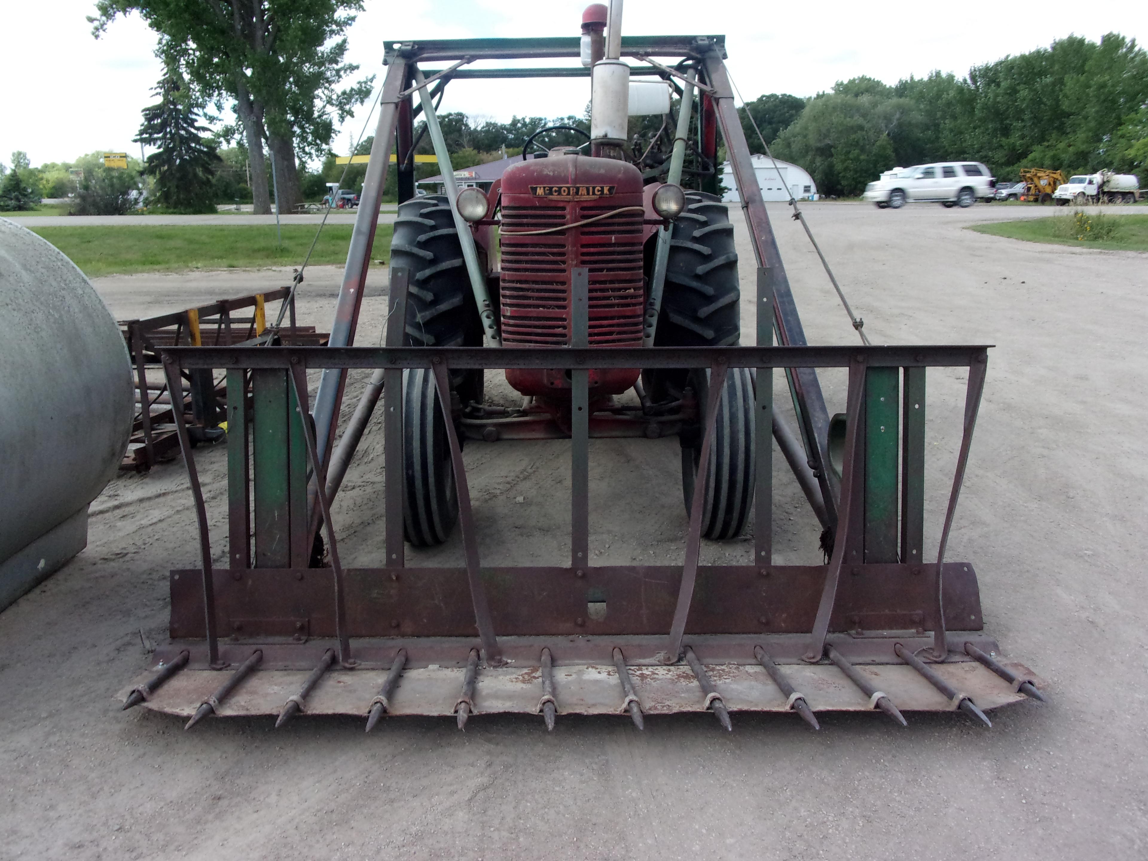 I.H. W6 STANDARD GAS w/ F-10A FARMHAND LOADER w/ 8’ MANURE FORK