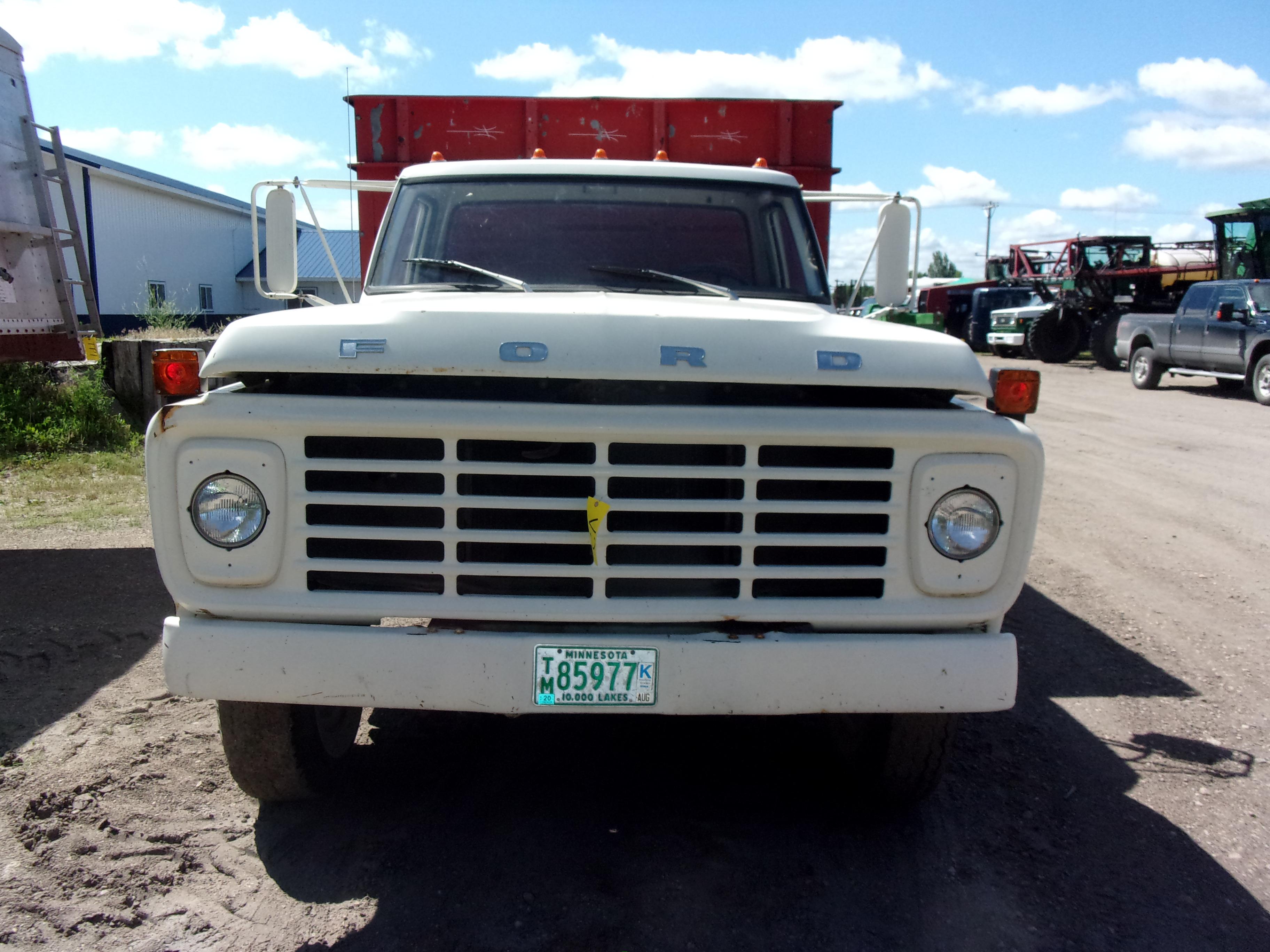 1974 FORD F-700 W/16' BOX, 361 4X2