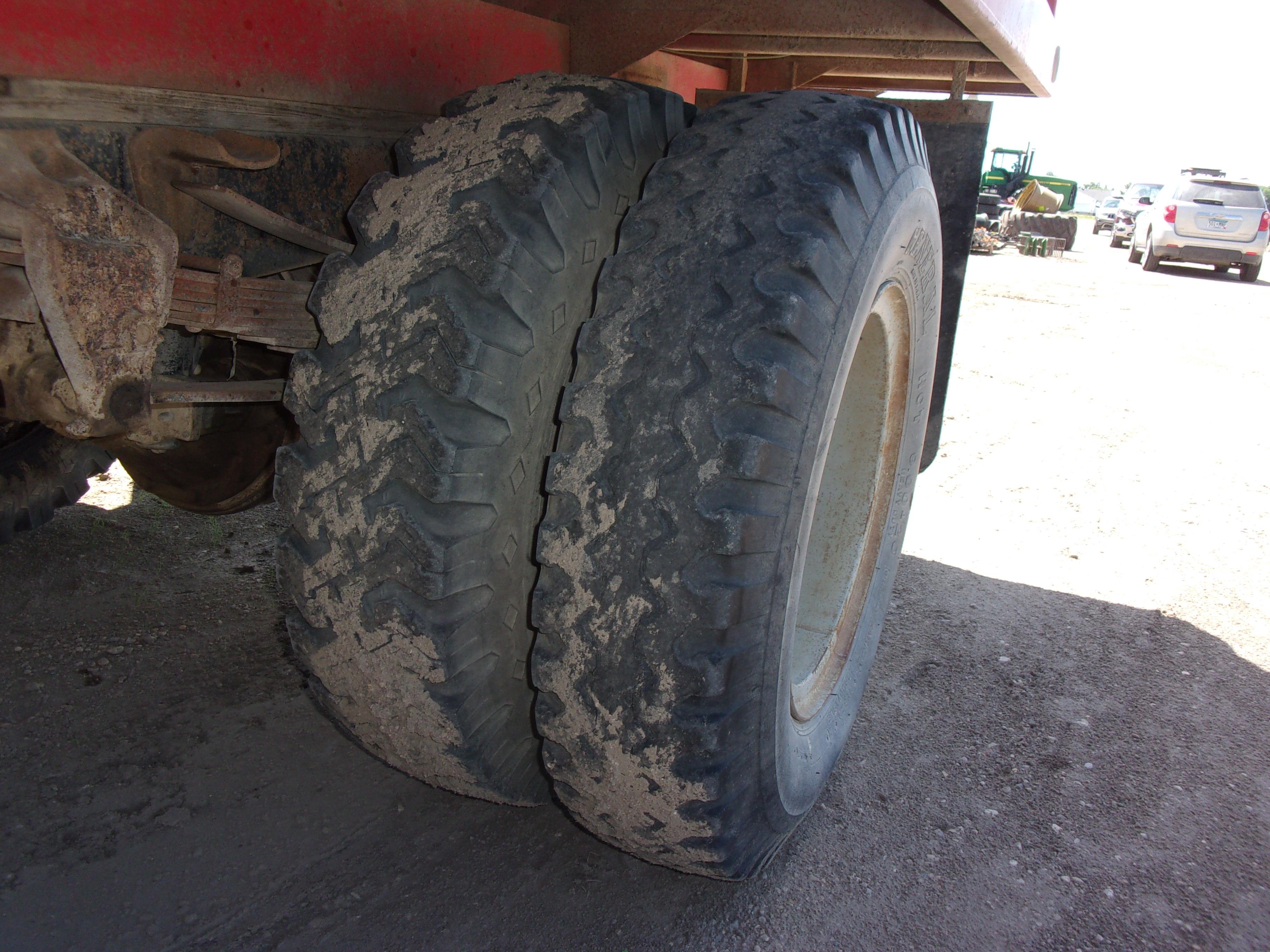 1974 FORD F-700 W/16' BOX, 361 4X2