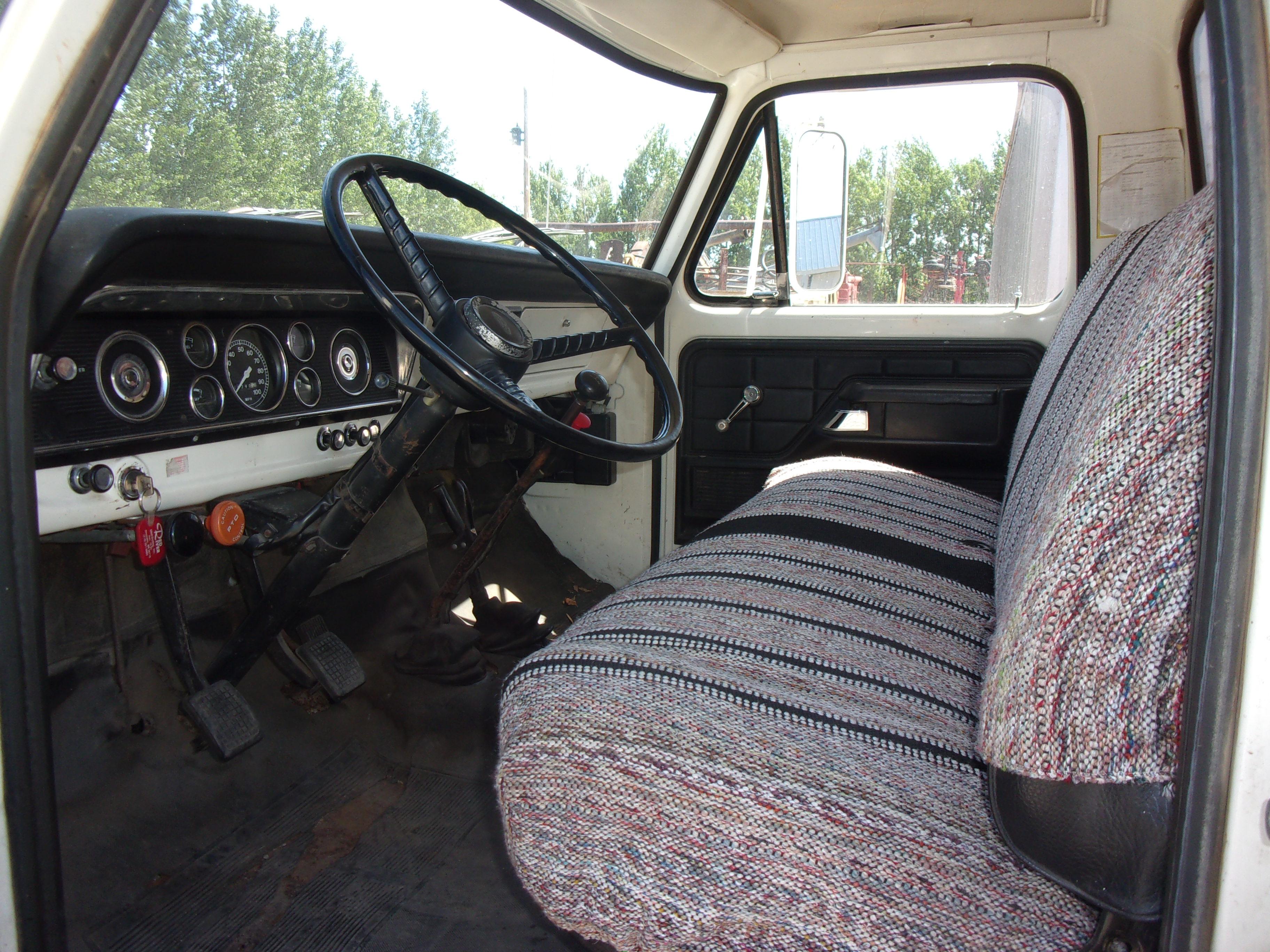 1974 FORD F-700 W/16' BOX, 361 4X2