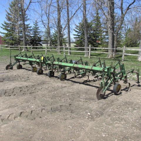 8-30" JOHN DEERE C SHANK ROW CROP 3 PT. CROP CULTIVATOR, some parts missing