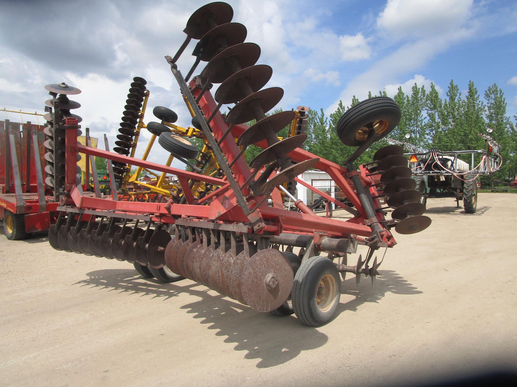 24' IHC 490 TANDEM DISK, 8 1/2" spacing