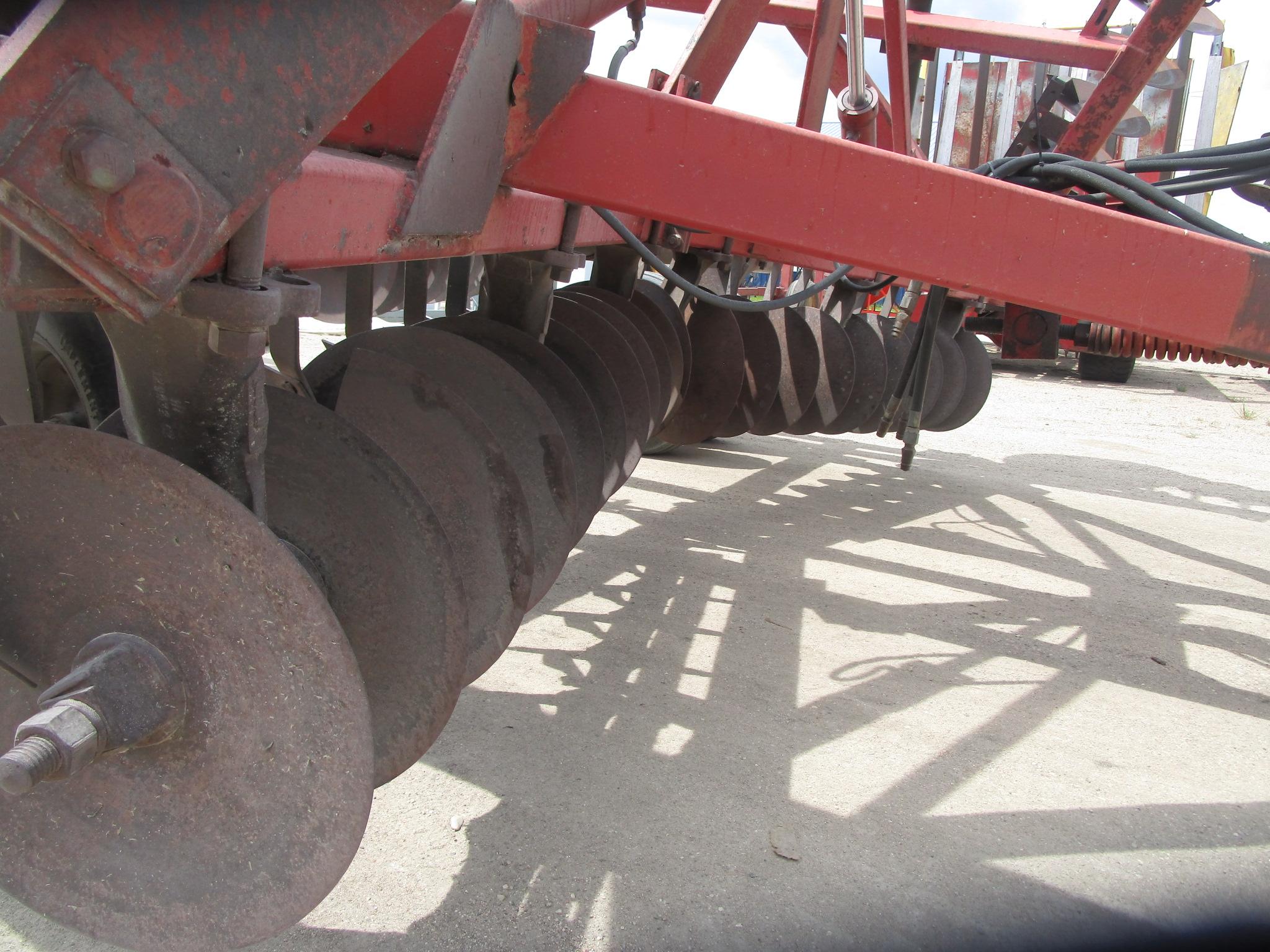 24' IHC 490 TANDEM DISK, 8 1/2" spacing