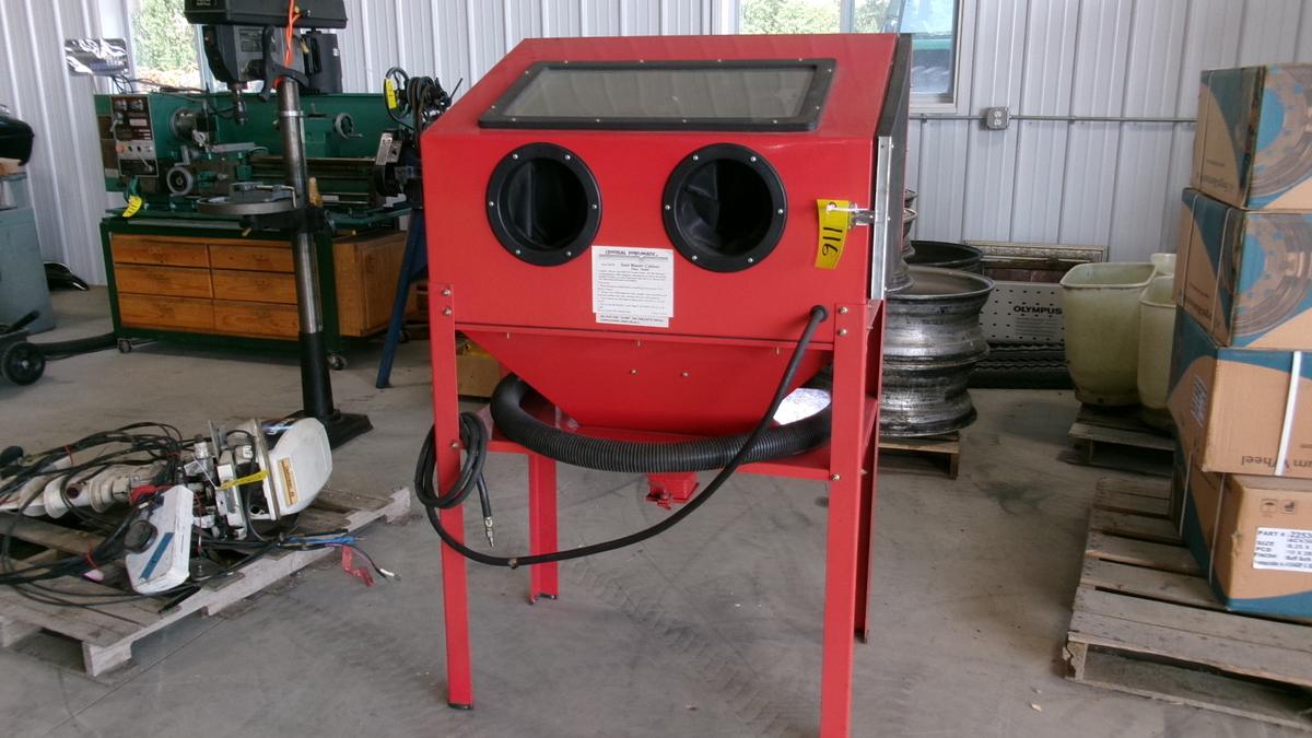 CENTRAL PNUEMATIC SAND BLASTING CABINET w/ vac