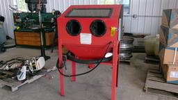 CENTRAL PNUEMATIC SAND BLASTING CABINET w/ vac