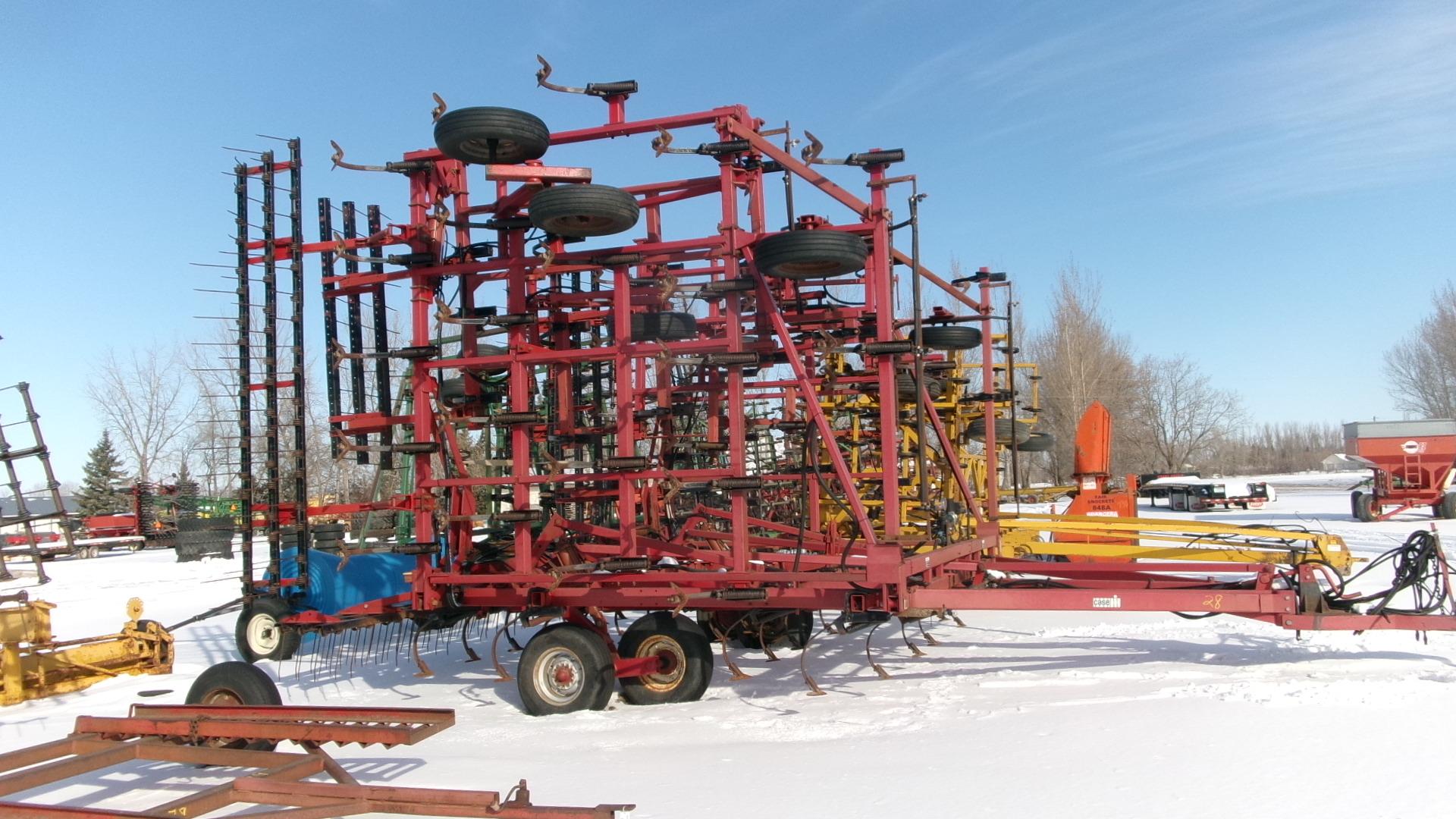 52' CASE IH 4900 BIFOLD FIELD CULTIVATOR,  wing walking tandems, guage wheels, 3 bar IHC harrow