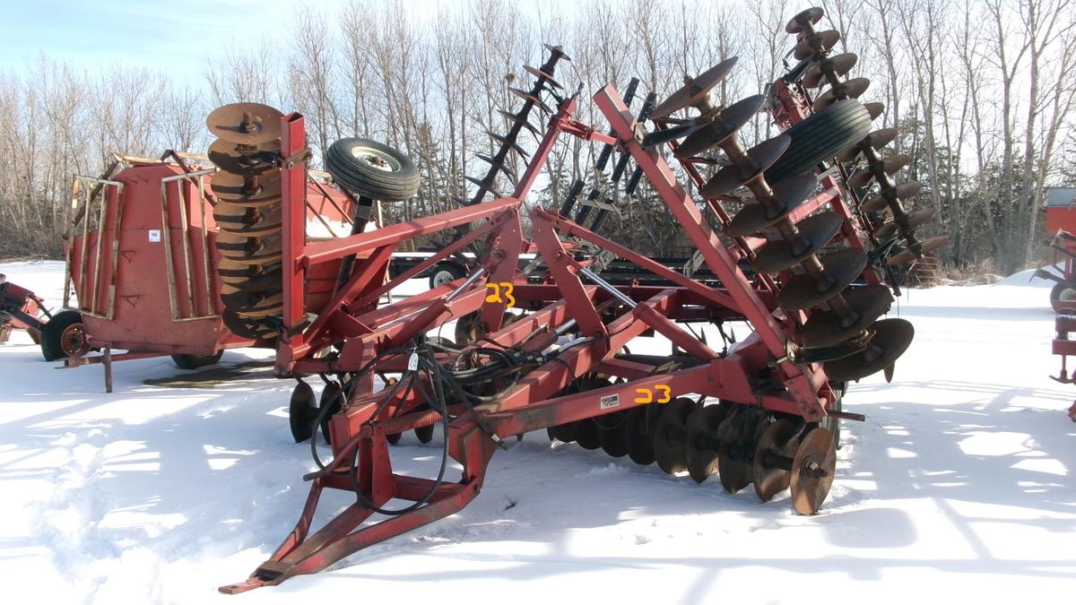 24' CASE IH 496 TANDEM DISK, 3 bar IHC 3 bar harrow, 4-new main frame tires, 9" spacing