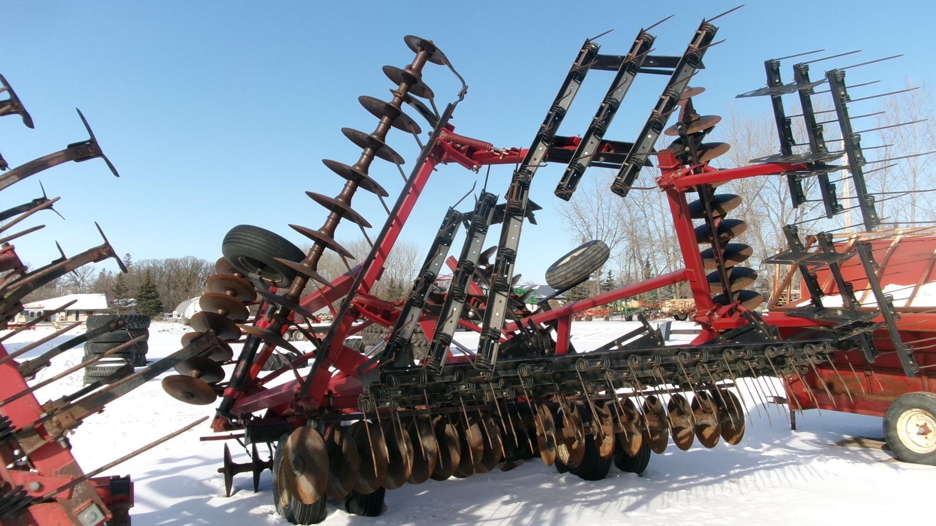 24' CASE IH 496 TANDEM DISK, 3 bar IHC 3 bar harrow, 4-new main frame tires, 9" spacing