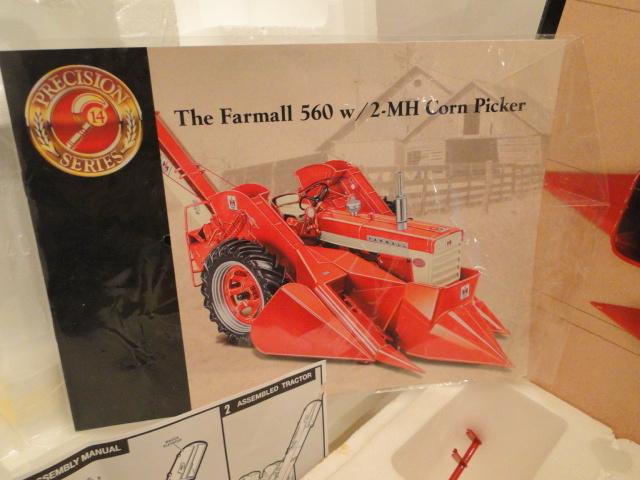 Farmall 560 W/ 2-MH Corn Picker, Die Cast, Ertl, SpecCast Precision Series, 1/16, Never Out of Box