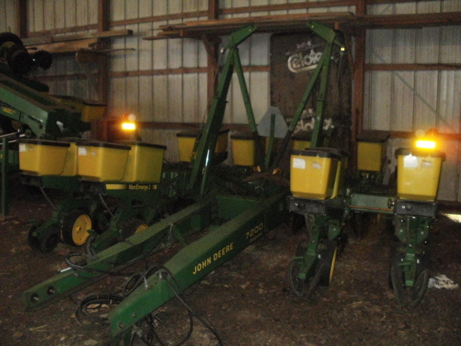 JD 7200 8-30 PLANTER