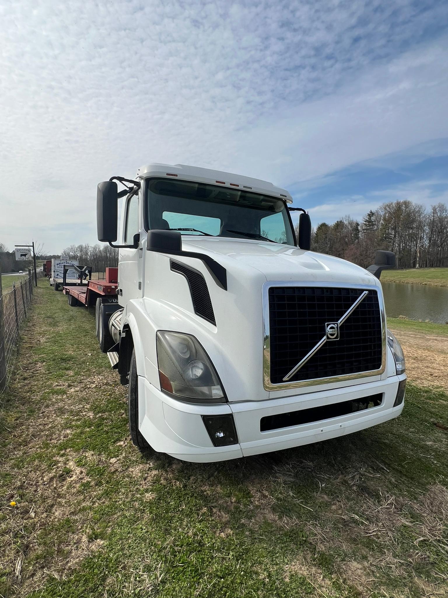 2013 Volvo Day Cab Truck