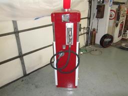 Wayne 605 gas pump restored in Texaco Fire Chief