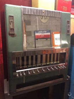 Table mdl cigarette machine w/ key, 39"x34"