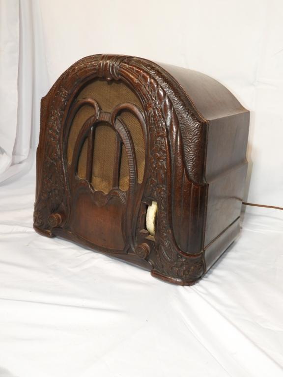 Vintage Crosley radio w/ wood case & carvings