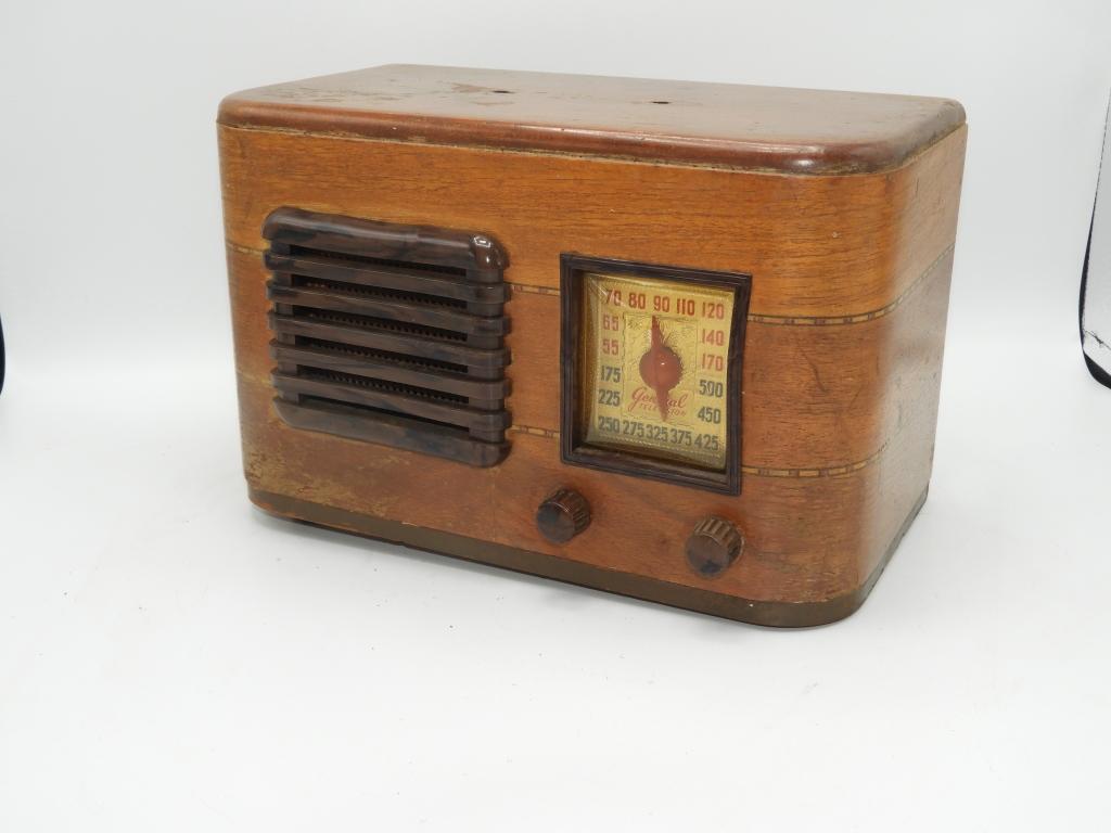 General Television mdl 3A5 wood case radio