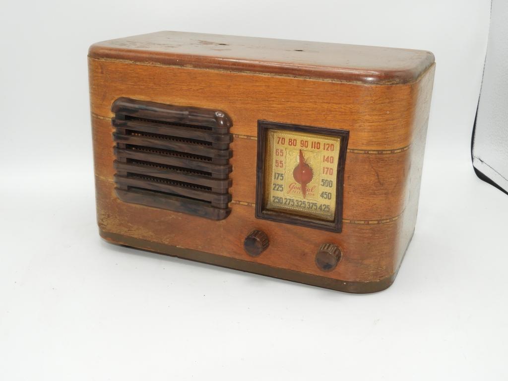 General Television mdl 3A5 wood case radio