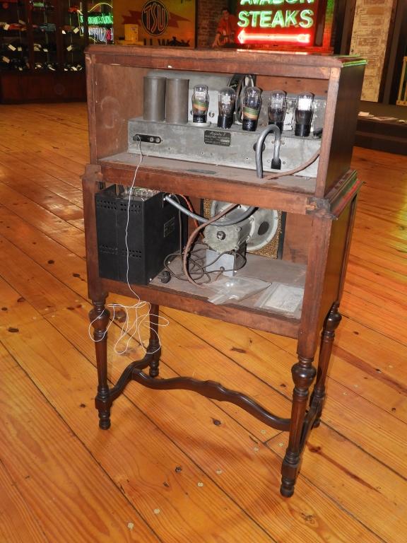 Majestic cabinet radio, mdl 71, 27"x47"