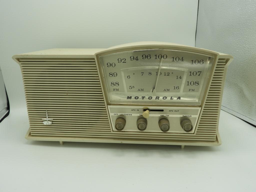 Motorola vintage AM/FM radio 15"x8"