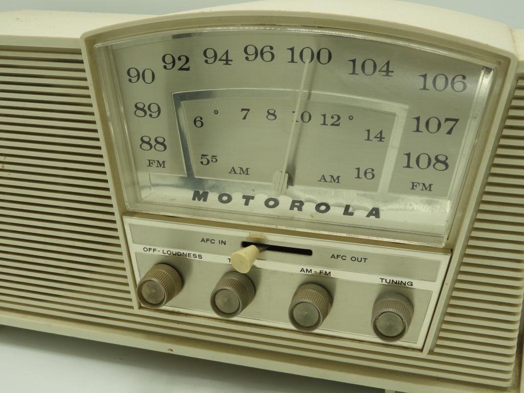 Motorola vintage AM/FM radio 15"x8"
