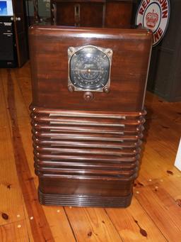 Zenith cabinet radio, multi-band, 24"x41"