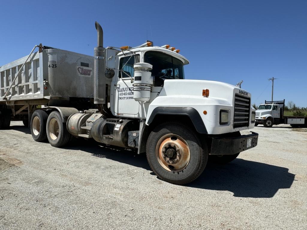 1995 Mack RD 690S 10-wheel truck