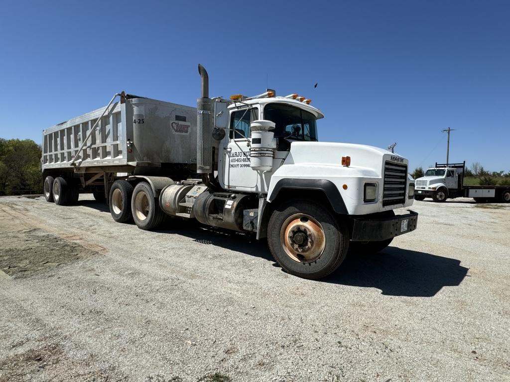 1995 Mack RD 690S 10-wheel truck