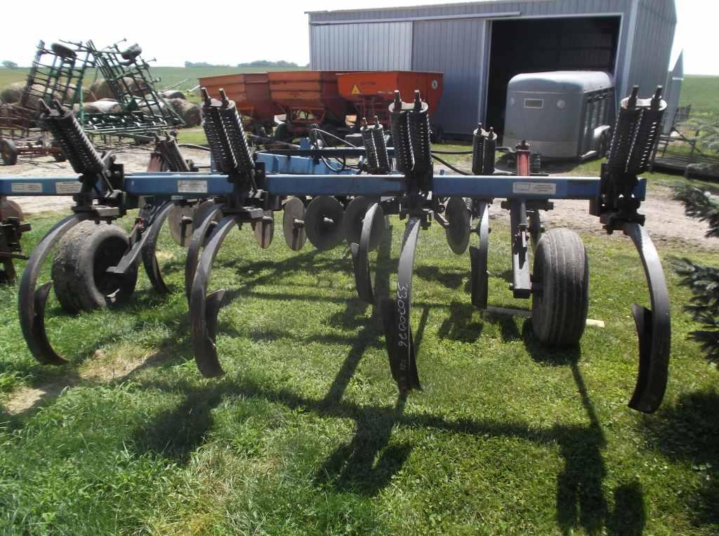 DMI Colter-Champ II Disc Chisel Plow