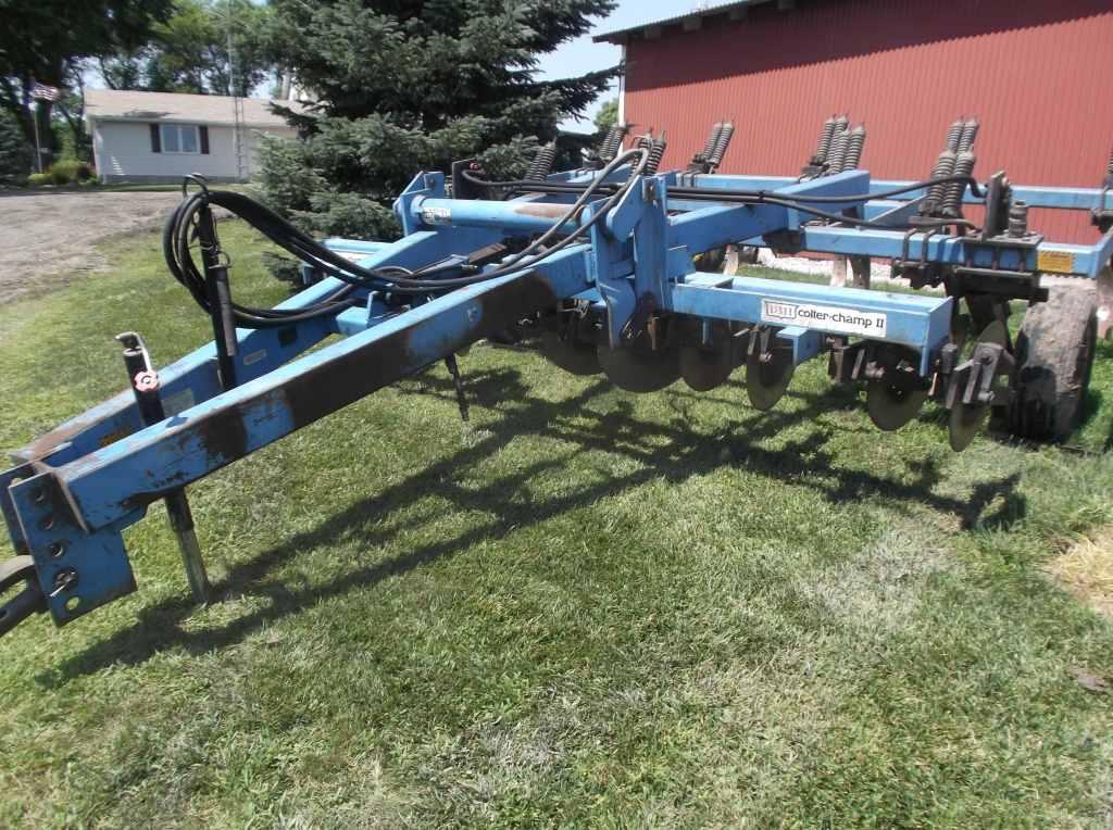 DMI Colter-Champ II Disc Chisel Plow
