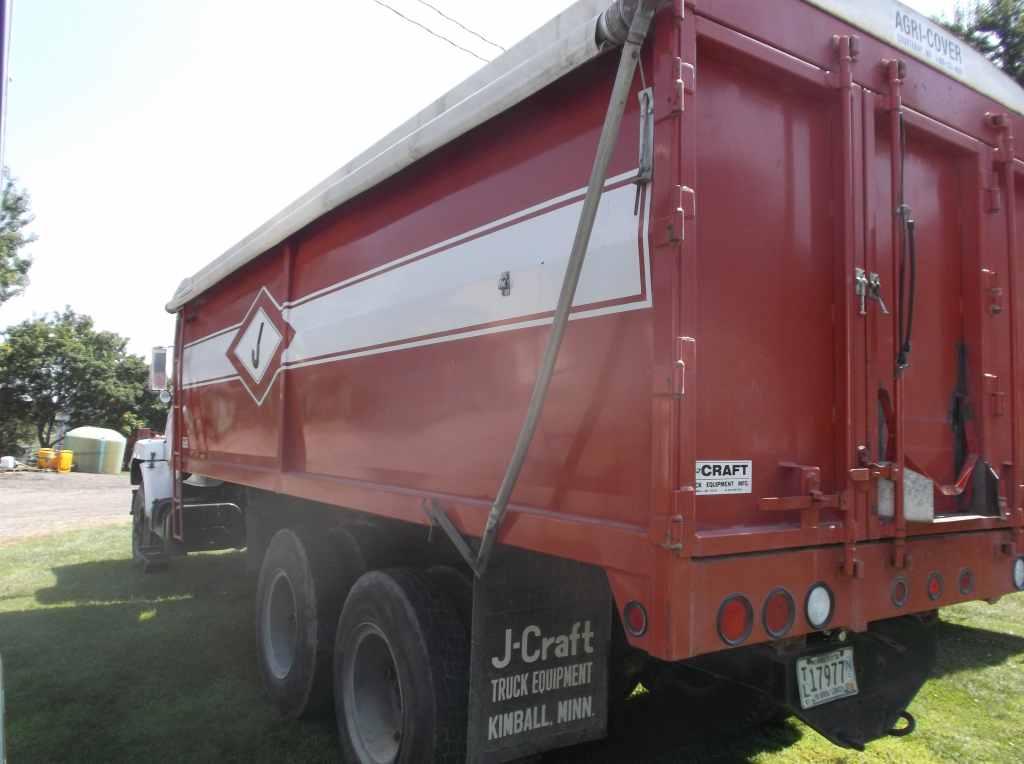 1974 International Model 1910 Grain Truck