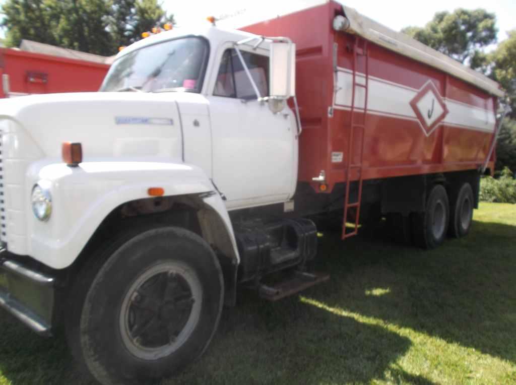 1974 International Model 1910 Grain Truck