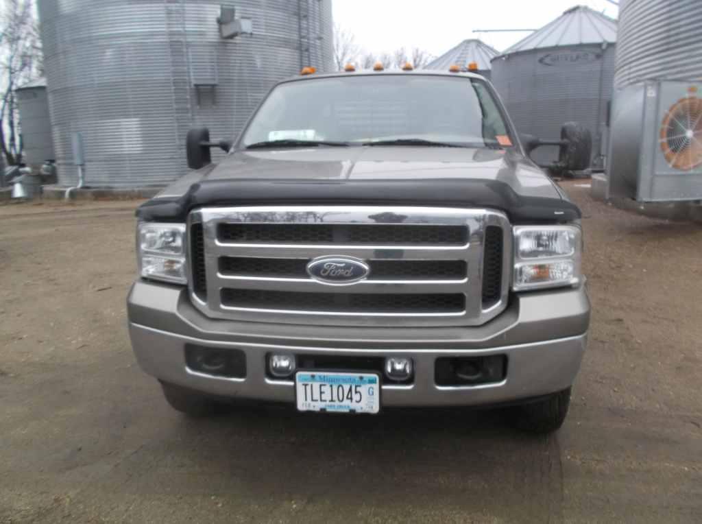 2005 Ford F-350  Lariat Super Duty Truck