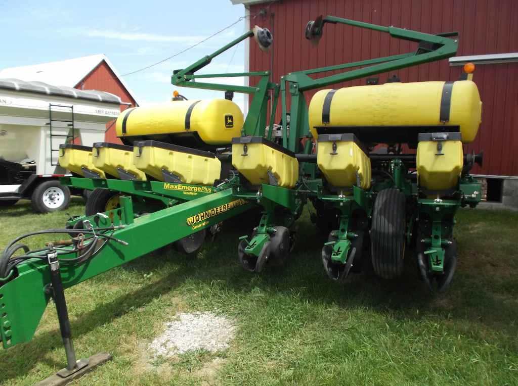 John Deere 1760 Conservation Max Emerge Plus Planter