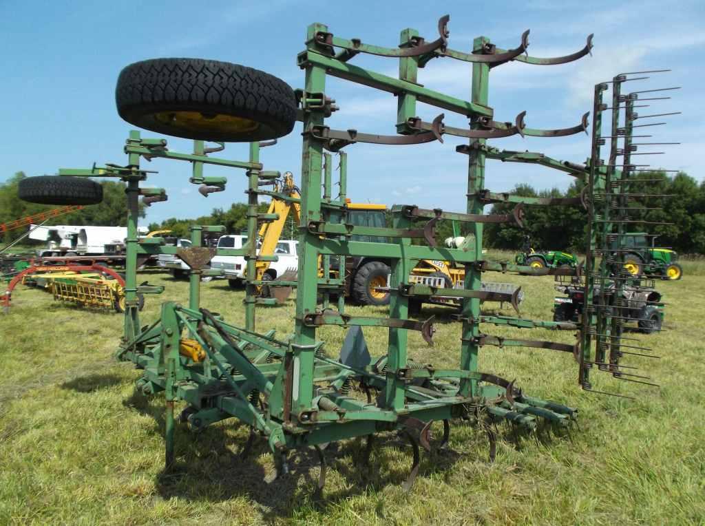 John Deere 1100 Field Cultivator