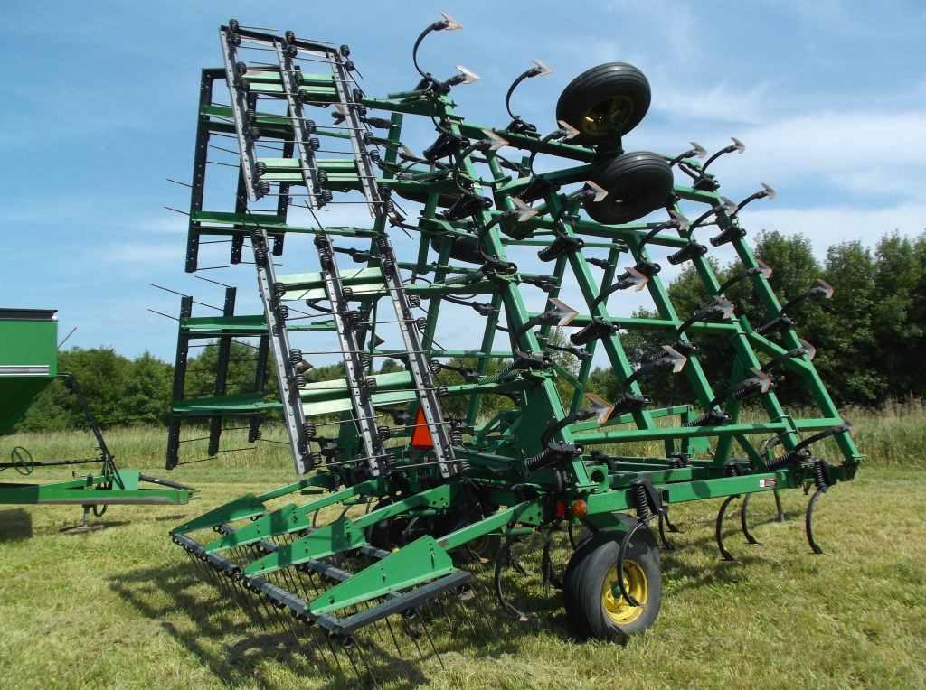 John Deere 980 Field Cultivator