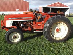 International 464 Utility Tractor